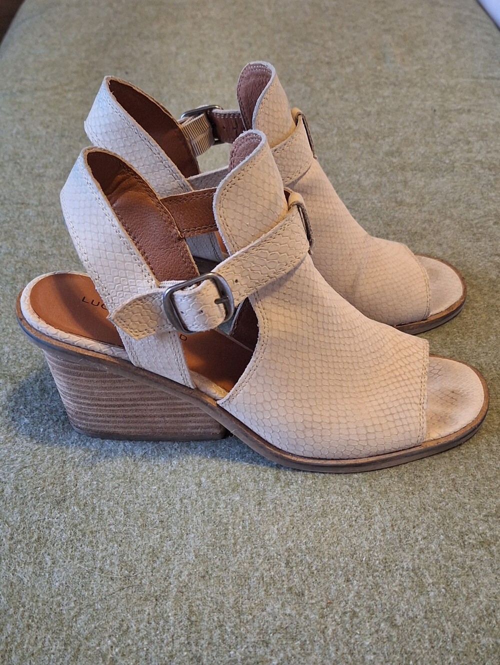 Lucky Brand Snake Embossed Peep Toe Wedge Sandals Cream Beige Size 8